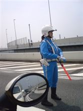 路上に立ちはだかる女 路上に立ちはだかる女