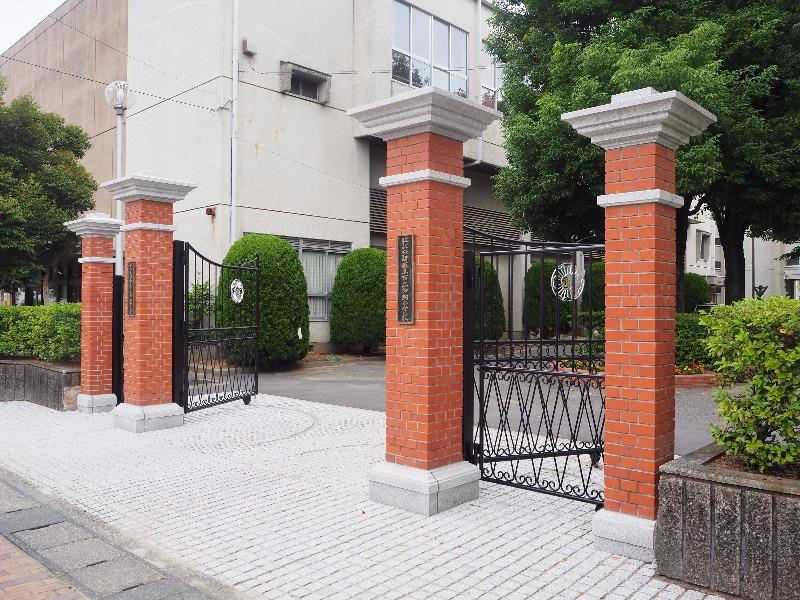 加納小学校 赤門(正門)
