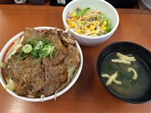 野菜山盛り焼き牛丼 野菜山盛り焼き牛丼