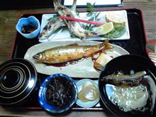 人吉一勝地にて天然アユを食す。 人吉一勝地にて天然アユを食す。