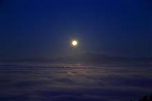 幻想的な月夜の雲海 幻想的な月夜の雲海