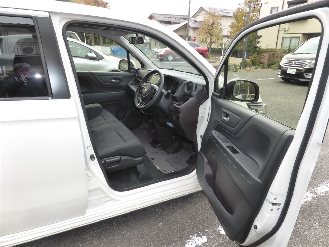 スタンダード車(コンフォートパッケージを除く)は、内装がベージュ色で明るい感じですが、N,WGNカスタムは黒ベースでインストルメントパネル周りの内装は紫系の色と