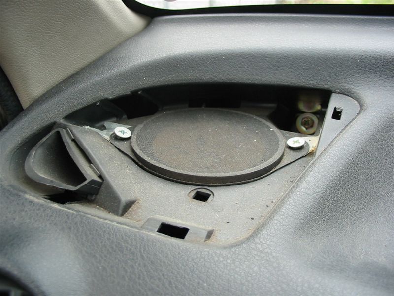 開けてビックリ玉手箱。<br />
正体不明のスピーカーが装着されてます(汗)