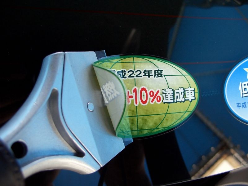 車に貼られているステッカーを剥がすと法律違反 8割の人が知らない車の役立つ知識