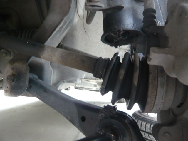 先日ＭＴオイル交換時に指摘されました。<br />
前々から怪しいとは思ってましたがついにぱっくりと<br />
逝ってます。