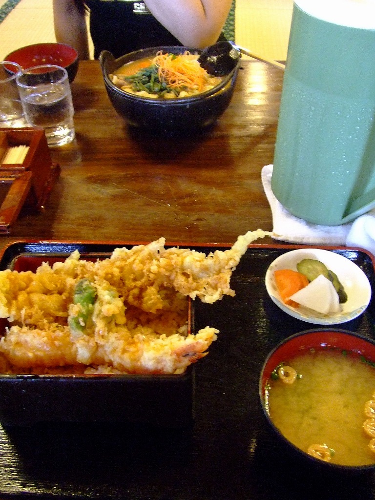 ほうとう屋で天丼とは・・・