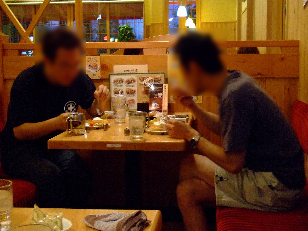 両手で食べるオヤジ達