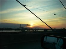 疲れた夕方、夕日が眩しい。 