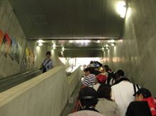 こちら、パドックからスタンドに戻るエスカレーターですが