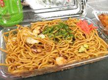 今日のランチは、いか焼きそば