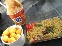 今日のランチは、上海風焼きそば、ポテトボール、かき氷（コーラ味）