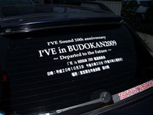 記者会見用のステッカー貼りました♪