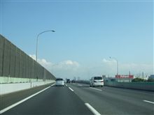 この道を通って。
