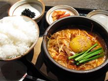 今日のランチは、「ホルモン焼道場　蔵」の牛カルビスンドゥブ定食880円