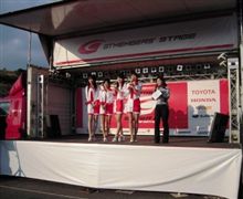 レースクィーンと一緒の写真は・・・ レースクィーンと一緒の写真は・・・
