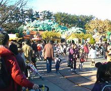 どのアトラクションも長蛇の列