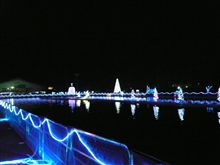 水面に映えるイルミネーション