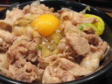 今日のランチは、「すた丼」肉増し