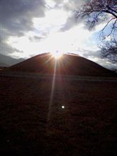 古墳に沈む夕日