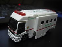 トミカ スーパーアンビュランス♪