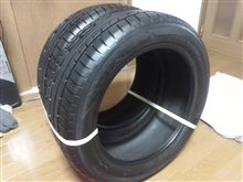 黒い丸い物。