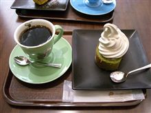 ロールケーキにソフトのトッピング