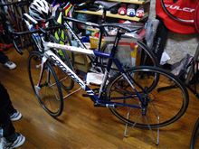 よーやく、お店にバイク届いた