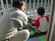 【ベランダで砂遊び】・・・。