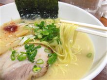 今日のランチは、六本木「○六ラーメン」とんこつラーメンとマーボー丼セット1,000円