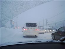 帰省中なのに、大雪で渋滞中…