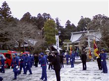雪の舞う中‥