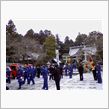雪の舞う中‥
