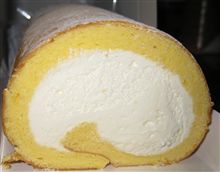 食べてませんよ♪(*^^)v　ロールケーキなんて