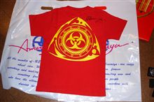 例の赤い子供用Ｔシャツ