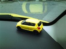 トミカを見ながら迷走する女