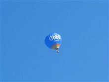 青い空に