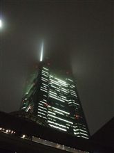 高さ296m、延床面積392,885平方メートル。