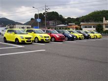 道路を黄色く染めるツーリング