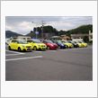 道路を黄色く染めるツーリング