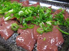 「棟梁」の特上牛レバー刺　890円