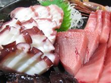 「棟梁」本まぐろ中トロ刺1,500円、三陸宮古のやなぎだこ780円