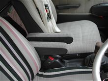 フロントシートに「ひじ掛け」を取り付け