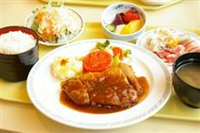 今日のランチは、「ベイ　ブリッジ　カフェテリア」チキンのスパイシー揚げコーヒー付き