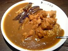 フライドチキンカレーの量普通辛さ普通で、茄子のトッピング