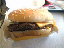 ハンバーガーをナメテいる