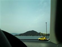 黄色い車を駆る女性
