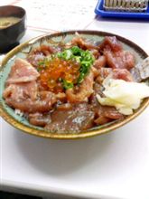 市場の海鮮丼・・・山芳亭