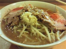 やけ食いで超満腹（ブヒ