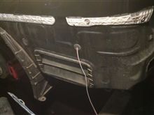 結婚式後、車の後ろに空き缶を付けて走るアレ