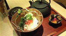 今日のランチは、「こめぐに」焼き鮭といくらの親子茶漬け　８００円